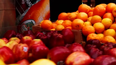 Push-shot,-of-farmers-market-produce-at-Grand-Central-Market,-showing-apple-and-oranges,-in-Los-Angeles,-California