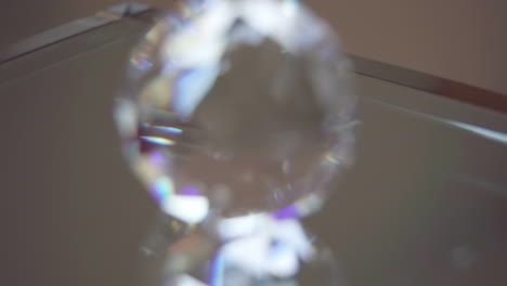 Makro-Rack-Fokus-Auf-Kristall-Auf-Reflektierendem-Glas