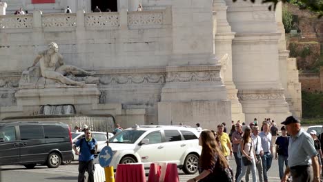 Slow-motion-of-the-traffic-and-tourists-in-front-of-Vittorio-Emanuele-ii-statue-in-Rome