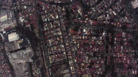 Toma-Panorámica-Cenital-Aérea-De-Un-Denso-Asentamiento-Urbano-En-La-Ciudad-De-México