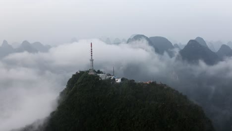 4k-Drone-Aleja-Las-Montañas-Alrededor-De-La-Torre-De-Televisión-Sobre-Las-Nubes-Brumosas-Guilin