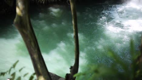 Zeitlupenaufnahme-Eines-Mannes,-Der-Einen-Rückwärtssalto-In-Das-Schwimmloch-Am-Aling-Aling-Wasserfall-Auf-Bali,-Indonesien,-Macht