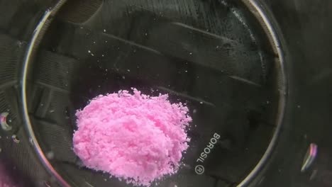 Befriedigendes-Video-Einer-Rosafarbenen-Tablette-Und-Kapsel,-Die-Sofort-In-Wasser-Schmilzt-Oder-Sich-Auflöst