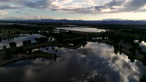 Subtile-Lichtveränderungen-Und-Reflexionen-In-Dieser-Glückseligen-Drohnenaufnahme-Eines-Colorado-Rocky-Mountain-Sonnenuntergangs