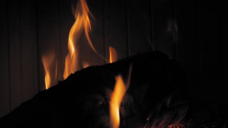 Brennende-Flamme-Am-Kamin-Auf-Holzstämmen