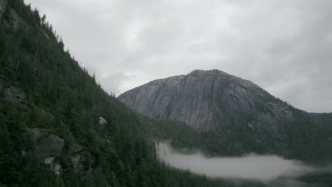 Una-Toma-Reveladora-Que-Involucra-Montañas-Brumosas-De-Alaska