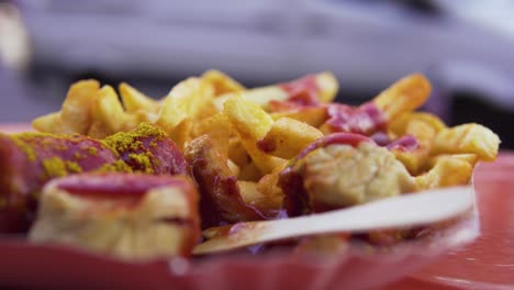 Leckere-Currywurst-Mit-Goldenen-Pommes-Frites-Und-Ketchup-In-Berlin