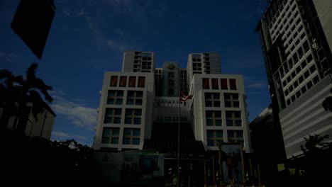 Mirando-Un-Edificio-En-Bangkok-Con-La-Bandera-De-Tailandia