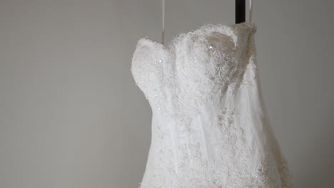 Nahaufnahme-Eines-Wundervollen-Trägerlosen-Hochzeitskleides,-Glamourös,-Die-Hochzeit-Wird-Perfekt-Sein