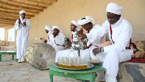 Gruppe-Von-Berbere,-Die-Traditionelle-Musik-Und-Instrumente-Spielen,-Während-Sie-Tee-Servieren
