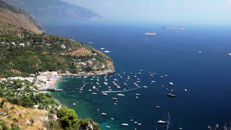 Wunderschöne-Amalfiküste-Mit-Vor-Dem-Strand-Vertäuten-Booten