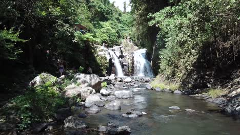Immer-Noch-Drohnenaufnahme-Eines-Der-Alingaling-Wasserfälle-In-Bali,-Indonesien