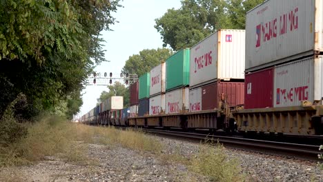 Güterzugwaggons-Transportieren-Schiffscontainer-Entlang-Der-Eisenbahnlinie-4k