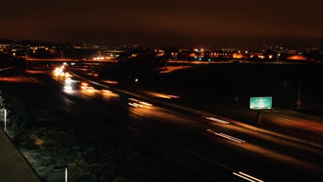 Zeitraffer-Des-Nächtlichen-Autobahnverkehrs-In-Südkalifornien