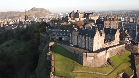 Castillo-De-Edimburgo-Al-Atardecer,-Drone-4k