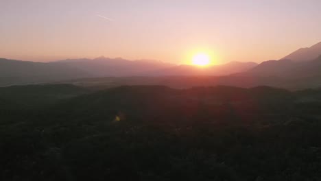 Espectaculares-Rayos-De-Sol-Detrás-De-La-Silueta-De-Una-Montaña