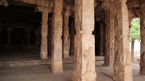 Pan-View-of-Beautifully-Sculpted-Rock-Piller-at-Malyavanta-Raghunatha-Temple,-Hampi,-Karnataka