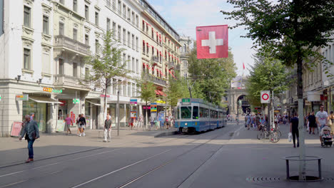 Zurich-Suiza,-Circa-:-Calle-Comercial-En-Bahnhofstrasse-En-Zurich,-Suiza