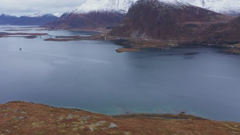 Volando-Desde-Tierra-Sobre-Un-Fiordo-En-Noruega-Cerca-De-Lofoten