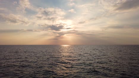 Wunderschöner-Sonnenuntergang-über-Dem-Meer-Mit-Leichten-Wellen
