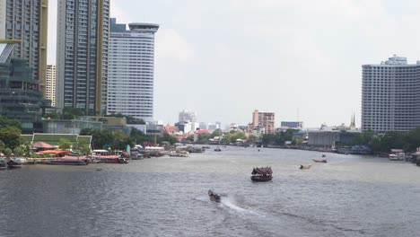 Río-Chao-Phraya-En-La-Ciudad-De-Bangkok-Con-Barcos-Y-Barcos-En-Tailandia