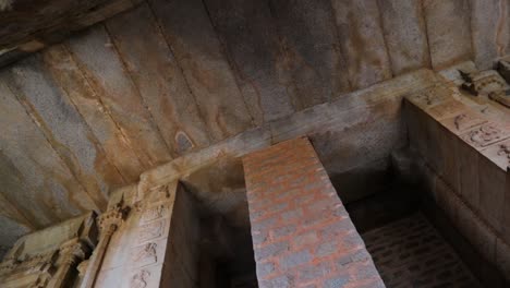 Vista-Interior-De-La-Arquitectura-Gopuram-Del-Templo-Malyavanta-Raghunatha,-Hampi,-Karnataka