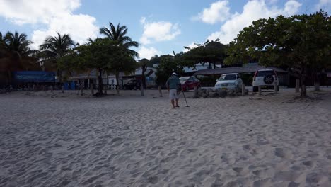 Ein-Schatzjäger-Auf-Der-Suche-Nach-Schätzen-Am-Grand-Anse-Beach-Auf-Der-Gewürzinsel-Grenada-In-Der-Karibik