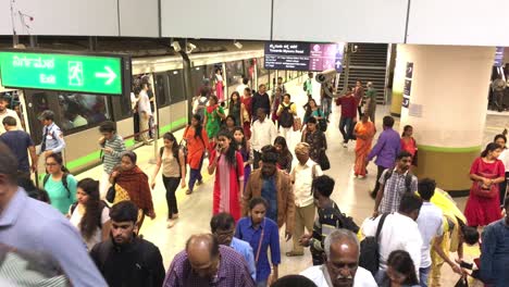 Menschen-Steigen-In-Der-U-Bahn-Station-In-Indien,-Bangalore,-Aus-Dem-Zug-Aus
