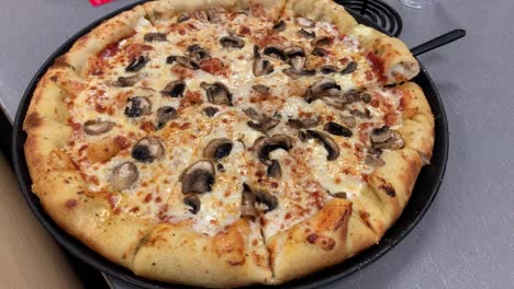 Eine-„Kaufe-Eine-Und-Bekomme-Eine-Kostenlose-Pizza“-Aktion-Bei-Chuck-E