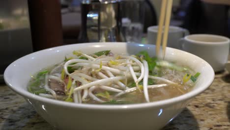 Jemand,-Der-Die-Zutaten-Einer-Vietnamesischen-Suppe-Mischt