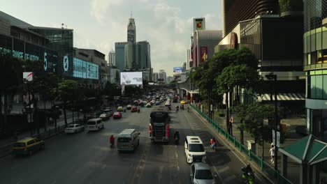 Mirando-La-Carretera-En-La-Ciudad-De-Bangkok