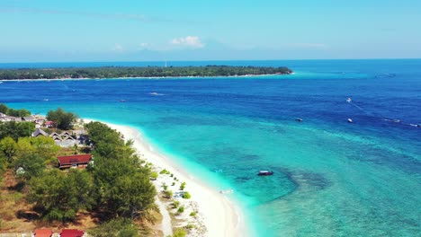 Lebendige-Farben-Einer-Paradiesischen-Tropischen-Bucht-Mit-Weißem-Sandstrand,-Umspült-Von-Türkisblauem-Meerwasser,-Vor-Ferienresorts-Auf-Bali
