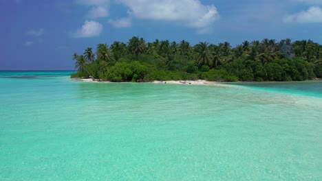 Klares,-Ruhiges-Wasser-Der-Türkisfarbenen-Lagune-Rund-Um-Die-Tropische-Insel-Mit-üppiger-Vegetation-Und-Palmenwald-Unter-Friedlichem-Blauen-Himmel-In-Fidschi