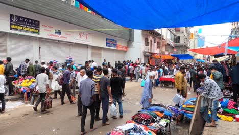 Bangalore,-India---Busy-Street-With-Sidewalk-Vendors-Displaying-Their-Goods-In-Chickpete-Market---Medium-Shot
