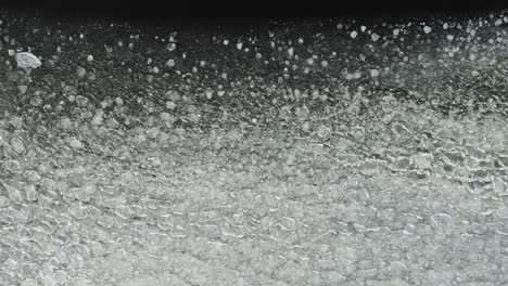 Eis-Bildet-Sich-über-Der-Wasseroberfläche,-Weitwinkelaufnahme