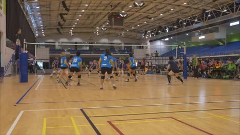 Auckland,-Neuseeland.-Aufnahme-Von-Volleyballspielerinnen-Oben,-Die-Sich-Beim-World-Master-Game-Im-Waitakere-Trust-Stadium-Versammeln
