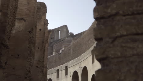 Revelación-De-Las-Paredes-Y-Los-Arcos-Del-Coliseo-En-Roma,-Italia
