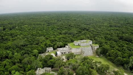 Perspectiva-Aérea-De-La-Pirámide-Chichén-Itzá,-La-Corte,-El-Observatorio,-Todos-Los-Edificios-Y-La-Jungla-Desde-Arriba