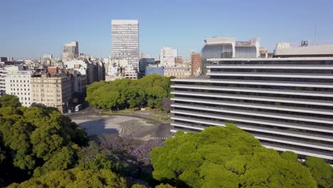 Luftaufnahme,-Die-Das-Plaza-San-Martin-Gebäude-Und-Die-Stadt-Buenos-Aires-Freigibt
