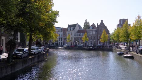 Rapenburg-Canal-on-a-sunny-saturday-morning-in-Leiden,-Netherlands