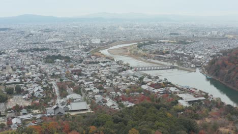 Toma-Aérea-De-Kyoto-Con-Arashiyama-Y-Puente-Togetsu-En-Segundo-Plano