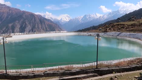 Windwellen-Aus-Einem-Künstlichen-See-Von-Auli,-Joshimath,-Uttarakhand