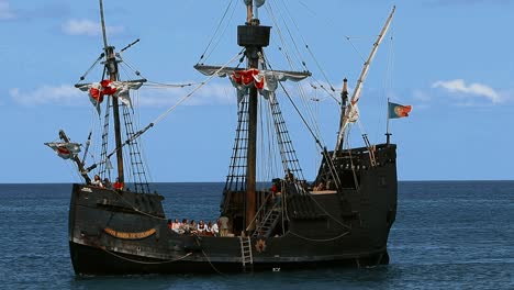 Santa-Maria-De-Colombo-Portugal,-Echte-Flaggschiff-Nachbildung-Der-Santa-Maria-De-La-Inmaculada-Concepcion,-Ursprünglich-La-Gallega,-Seefahrer-Christoph-Kolumbus-Erste-Reise-über-Den-Atlantik-1492