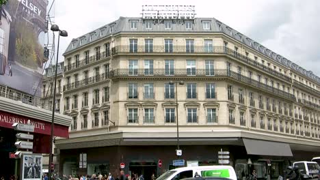 Vista-Exterior-De-Las-Galerías-Lafayette,-En-París,-Francia
