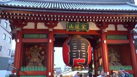 Turistas-Tomando-Selfies-Con-La-Puerta-Kaminarimon-Del-Templo-Santuario-Sintoísta-De-Asakusa-Senso-ji