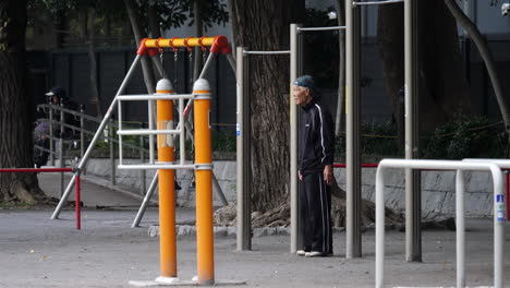 Zeitlupe-Eines-Japanischen-Alten-Mannes,-Der-Sich-Zwischen-Übungen-Im-Ueno-Park-In-Tokio-Ausruht