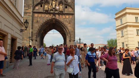 Turistas-En-El-Puerto-Hasta-El-Puente-De-Carlos-En-Praga