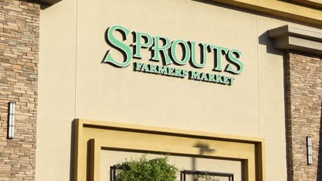 Schild-Für-Den-Lebensmittelladen-„Sprouts“-An-Der-Seite-Des-Gebäudes