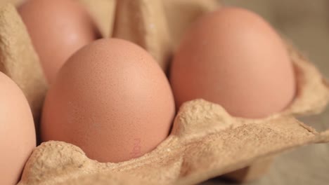 Frische-Braune-Eier-In-Einer-Eierschachtel-Pfanne,-Makro-Nahaufnahme