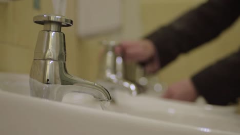 Händewaschen-In-Einem-öffentlichen-Waschbecken-Mit-Seifenspender